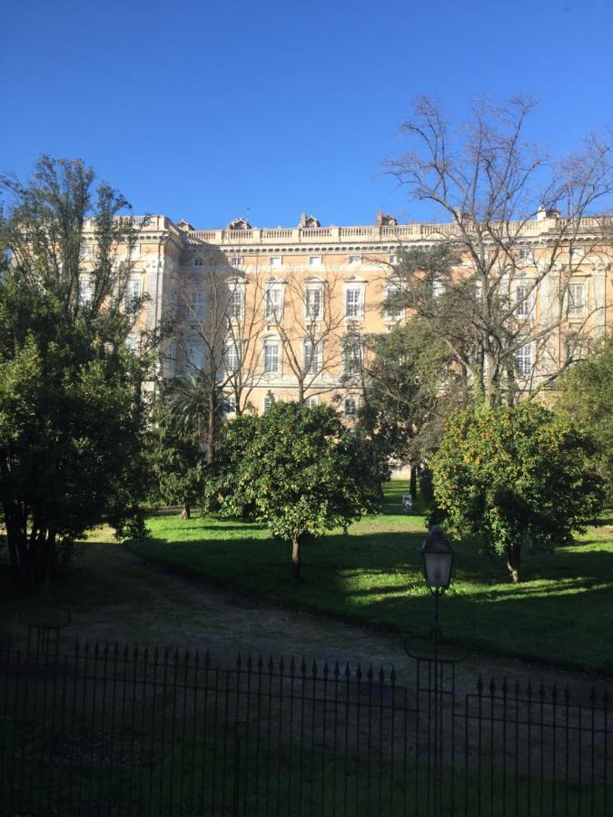 לינה וארוחת בוקר קאסרטה Royal Gardens מראה חיצוני תמונה