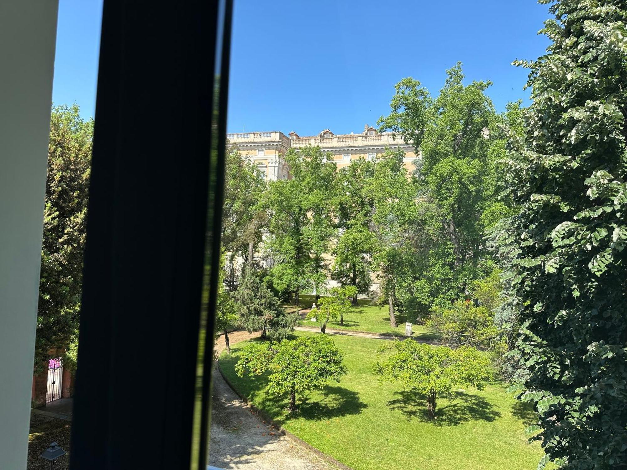 לינה וארוחת בוקר קאסרטה Royal Gardens חדר תמונה